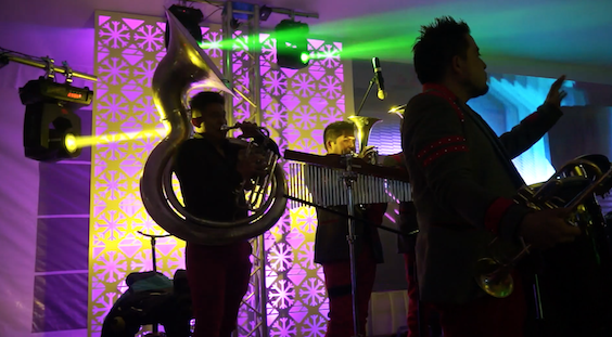 Dirigiendo a la Banda Sinaloense